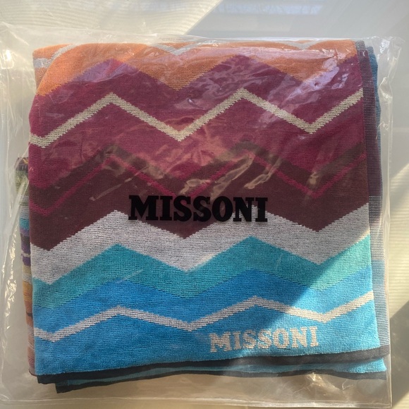 Missoni Hugo Towel NWT - Picture 2 of 10